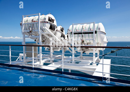 Rettungsinseln in einem Rack auf einem Passagierschiff Fähre Frankreich Europa Stockfoto