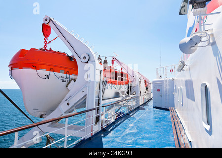 Rettungsboote an Bord ein Cross-Channel Fähre Frankreich Europa Stockfoto