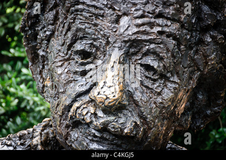 Albert Einstein Memorial Statue Washington DC // WASHINGTON DC – die Albert Einstein Memorial Statue befindet sich auf dem Gelände der National Academy of Sciences neben der National Mall. Die 12 Fuß hohe Bronzeskulptur von Robert Berks wurde 1979 anlässlich des hundertjährigen Geburtstages Einsteins enthüllt. Die Gedenkstätte zeigt Einstein, der Schriften mit mathematischen Gleichungen hält, die seine bedeutendsten wissenschaftlichen Beiträge repräsentieren. Stockfoto