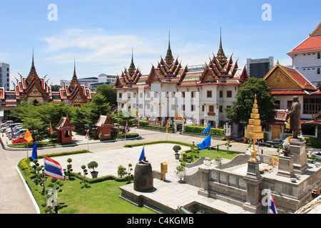 Wat Yannawa Büro, Bibliotheksgebäude und König Rama III-Statue im Hof, Bangkok, Thailand. Stockfoto