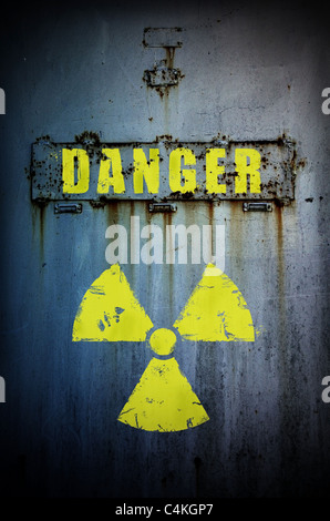 Teil des alten rostigen Tür mit Strahlung Zeichen und "Gefahr"-Wort. Strahlung kontaminierten Bereich. Stockfoto