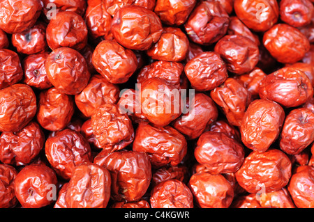 Ein Haufen von roten chinesischen Datum (oder Jujube) Früchte im Herbst. Stockfoto