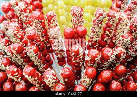 Traditionelles chinesisches Essen, Zucker überzogen Hagebutten auf einem Stick. Stockfoto