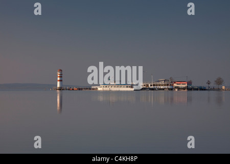 Der Leuchtturm Podersdorf am Ufer des Neusiedler See / Neusiedler See, Burgenland, Österreich Stockfoto