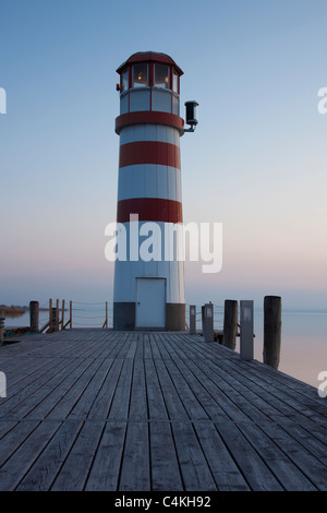 Der Leuchtturm Podersdorf am Ufer des Neusiedler See / Neusiedler See bei Sonnenuntergang, Burgenland, Österreich Stockfoto