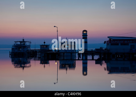 Der Leuchtturm Podersdorf am Ufer des Neusiedler See / Neusiedler See bei Sonnenuntergang, Burgenland, Österreich Stockfoto