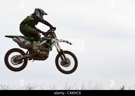 Motocross-Bike in die Luft springen Stockfoto