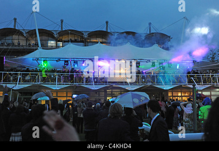 Racegoers bei einem Goodwood Abend treffen im Juni zu genießen, tanzen die Nacht mit Unterhaltung von DJ Chris Evans Stockfoto