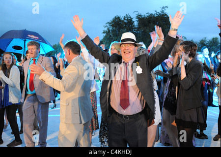 Racegoers bei einem Goodwood Abend treffen im Juni zu genießen, tanzen die Nacht mit Unterhaltung von DJ Chris Evans Stockfoto