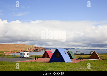 Hölzerne Wigwams in Braewick Cafe Campingplatz an der Küste mit Blick auf das Meer. Eshaness, Shetland Islands, Schottland, Großbritannien Stockfoto