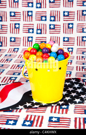 Einen Eimer Kaugummikugeln inmitten der Fourth Of July Stockfoto