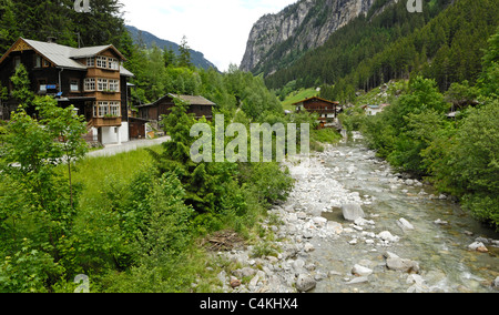 Mountain River fließt Ginzling ein kleines österreichischen Dorf in den Bergen in der Nähe von Mayrhofen. Stockfoto