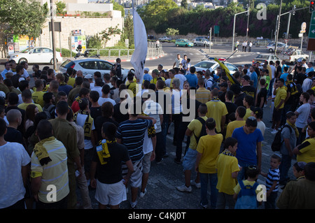 Fünf - hundert Anhänger der Beitar Jerusalem Fußball-Verein-Rallye im Support bei Trainingseinheit. Jerusalem, Israel. 19.06.2011. Stockfoto