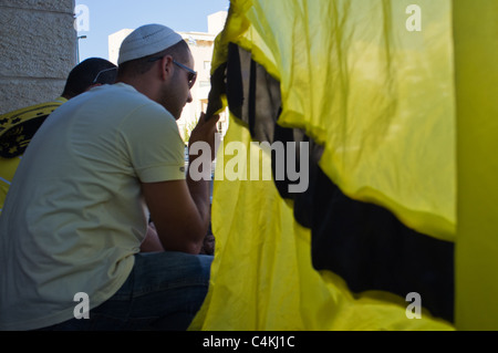 Fünf - hundert Anhänger der Beitar Jerusalem Fußball-Verein-Rallye im Support bei Trainingseinheit. Jerusalem, Israel. 19.06.2011. Stockfoto