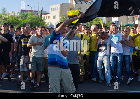 Fünf - hundert Anhänger der Beitar Jerusalem Fußball-Verein-Rallye im Support bei Trainingseinheit. Jerusalem, Israel. 19.06.2011. Stockfoto