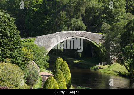 Brig o ' Doon über den Fluß Doon wie in Tam o ' Shanter von Robert Burns, Alloway, Ayrshire, Schottland, UK enthalten Stockfoto