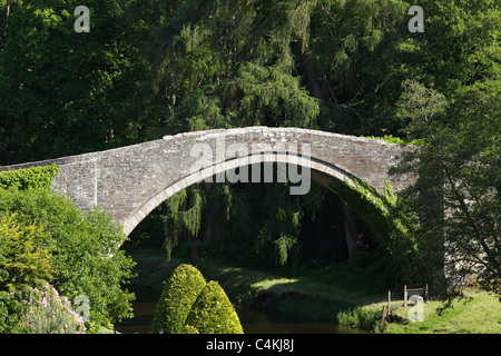 Brig o ' Doon über den Fluß Doon wie in Tam o ' Shanter von Robert Burns, Alloway, Ayrshire, Schottland, UK enthalten Stockfoto