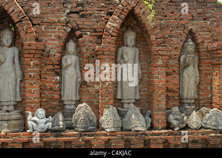 Stein geschnitzten Figuren in der Wand des Tempels, alten Siam, Bangkok, Thailand. Stockfoto