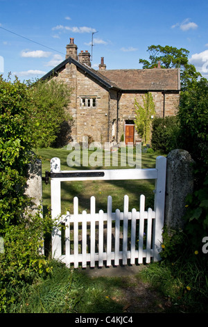 Haus im Grünen in der Nähe Hurst Green, Wald von Bowland, Lancashire, England, UK Stockfoto