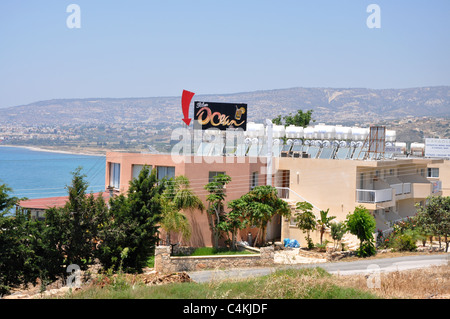 Sonnenkollektoren auf dem Dach in Zypern in der Nähe von Limassol Stockfoto