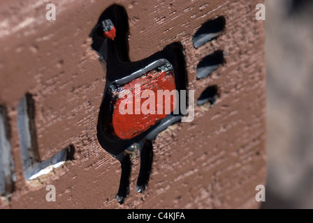 Ein Holz Schild mit einem stilisierten Merriam Türkei Petroglyphen, das offizielle Symbol der Bandelier National Monument: fällt weg. Stockfoto