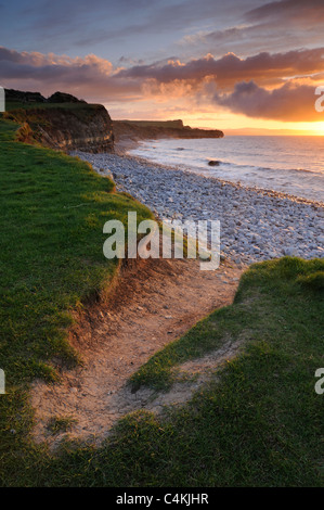 Blick auf Kilve Strand und East Quantoxhead, Somerset, bei Sonnenuntergang. Stockfoto