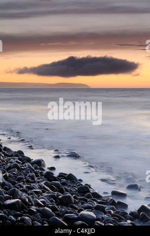 Blick vom Kilve Strand, Somerset, nach einem farbenfrohen Sonnenuntergang. Stockfoto