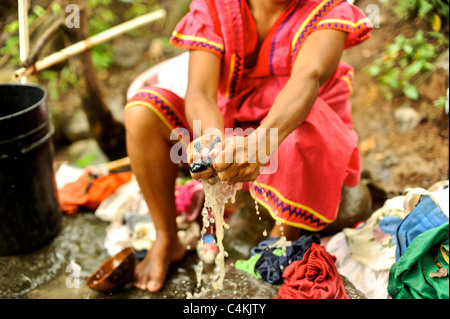 Wäsche am Fluss. Indigene Ngobe Bugle Gemeinschaft. Chiriqui. Panama. Stockfoto