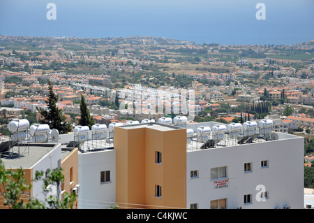 Ansicht von Solarzellen auf Gebäuden in Limassol Zypern Stockfoto