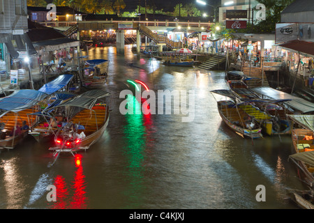 Thailand: Nacht lange Belichtung auf Amphawa traditionellen schwimmenden Markt in Thailand Stockfoto