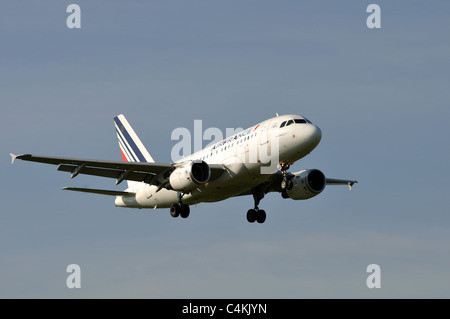 Air France Airbus A318 Flugzeug nähert sich Flughafen Birmingham, UK Stockfoto