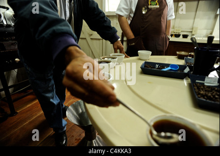 Kaffee-Verkostung im Finca Lerida Plantage und Hotel (Panama) Stockfoto