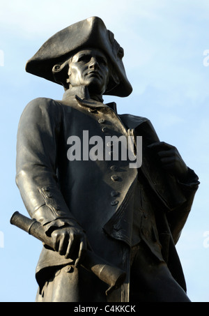 Statue von Captain James Cook FRS RN, Explorer, Navigator und Kartograph, von Sir Thomas Brock RA in der Mall. London Stockfoto