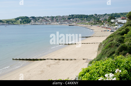 Auf der Suche nach der Bucht von Grand Hotel an der sandigen Strand und Buhnen, Swanage, Dorset, England, UK Stockfoto