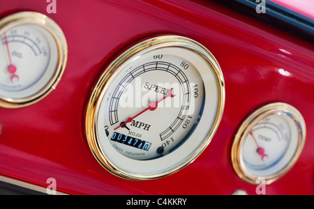 Benutzerdefinierte Red Hot Rod Car Tachometer im Armaturenbrett Detail. Großbritannien Stockfoto