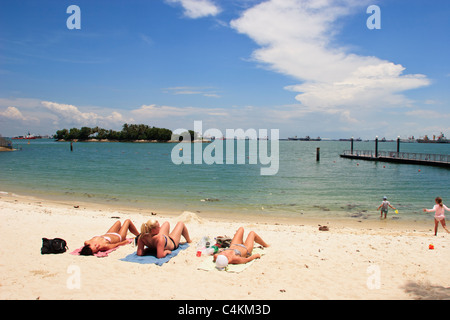 Sonnenbaden am Sandstrand Siloso Beach, Sentosa Island, Singapur. Stockfoto