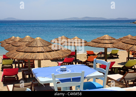 Sonnenschirme am Strand Agios Stefanos Mykonos Kykladen Insel Ägäis Griechenland EU Europäische Union Europa Stockfoto