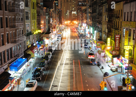Eine Geschäftsstraße in Chinatown in New York CIty, in der Nacht. 24. Oktober 2010. Stockfoto