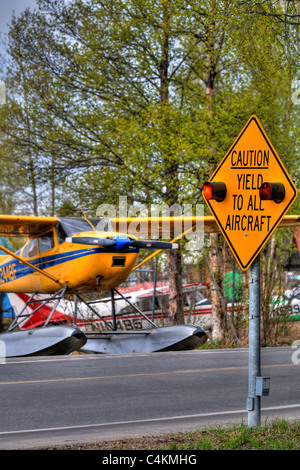 Flugzeug und "Vorsicht ergeben, alle Flugzeuge" Schild am Lake Hood in Anchorage, Alaska Yunan, Frühling, HDR zu schweben Stockfoto