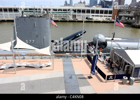 USS Growler strategische Raketen-u-Boot neben der USS Intrepid Aircraft Carrier Museum Pier 86 Hudson River New York City Stockfoto