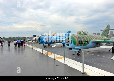 Russischen MIG-Kampfjets auf dem Flugdeck der USS Intrepid Flugzeugträger Museum Hudson River Manhattan New York City Stockfoto