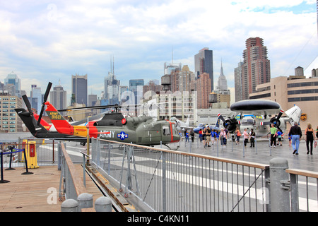 Touristen auf dem Flugdeck der USS Intrepeid Carrier Museum angedockt dauerhaft auf dem Hudson River Manhattan New York City Stockfoto