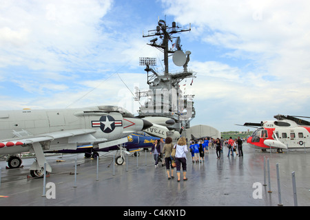 Touristen auf dem Flugdeck der USS Intrepid Aircraft Carrier Sea Air and Space Museum, Pier 86, Hudson River Manhattan New York City Stockfoto