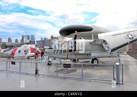 Grumman E - 2C Hawkeye und Küstenwache Hubschrauber auf der USS Intrepid Aircraft Carrier Sea Air und Space Museum New York City Stockfoto