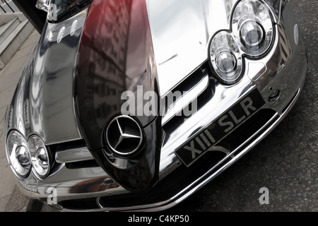 MERCEDES SLR, gesehen in einem leicht abgewinkelte Aspekt und von oben die ungewöhnlich verchromt Lackierung. Stockfoto