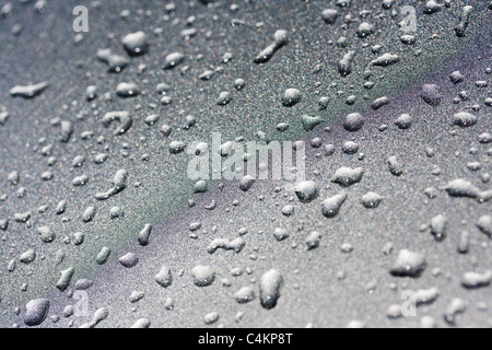 Hintergrund der Wassertropfen auf einer metallischen Oberfläche Stockfoto