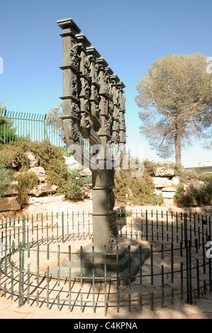 Israel, Jerusalem, die Menora-Skulptur von Benno Elkan am Eingang in die Knesset, das israelische Parlament, Stockfoto