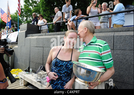 Erica Rose, 28, die erste in die 28,5 Meile Manhattan Insel Marathon Schwimmen am 18. Juni 2011 und Drury Gallagher kamen. Stockfoto