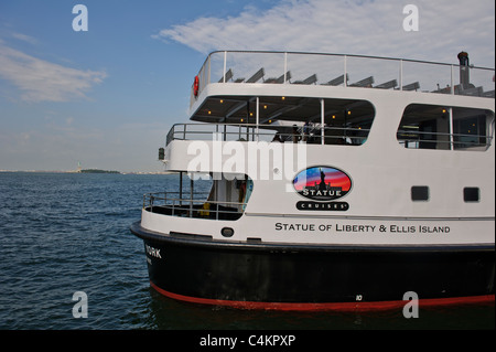 Statue Liberty Ferry angedockt am Pier am Battery Park, New York, Manhattan, USA. Stockfoto