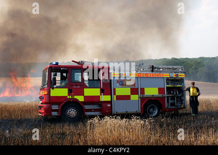 Essex Fire Engine am Unfallort ein Grossfeld-Feuer Stockfoto